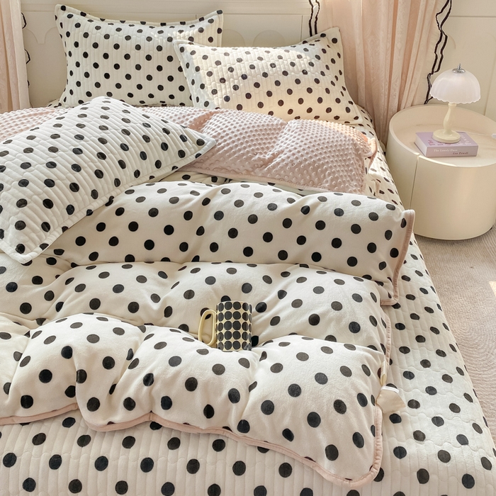 91家纺网 家纺一手货源 找家纺 梦可莱家居 2025秋冬新品豆豆绒床盖大花边四件套小波点米