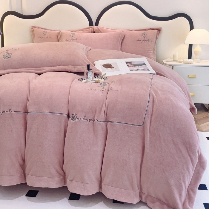 91家纺网 家纺一手货源 找家纺 （总）梵克保罗 2025秋冬新款高克重牛奶绒轻奢花卉绣花刺绣-玫瑰庄园