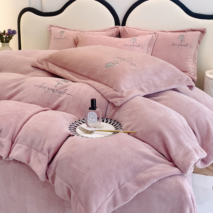 91家纺网 家纺一手货源 找家纺 （总）梵克保罗 2025秋冬新款高克重牛奶绒轻奢花卉绣花刺绣-玫瑰庄园