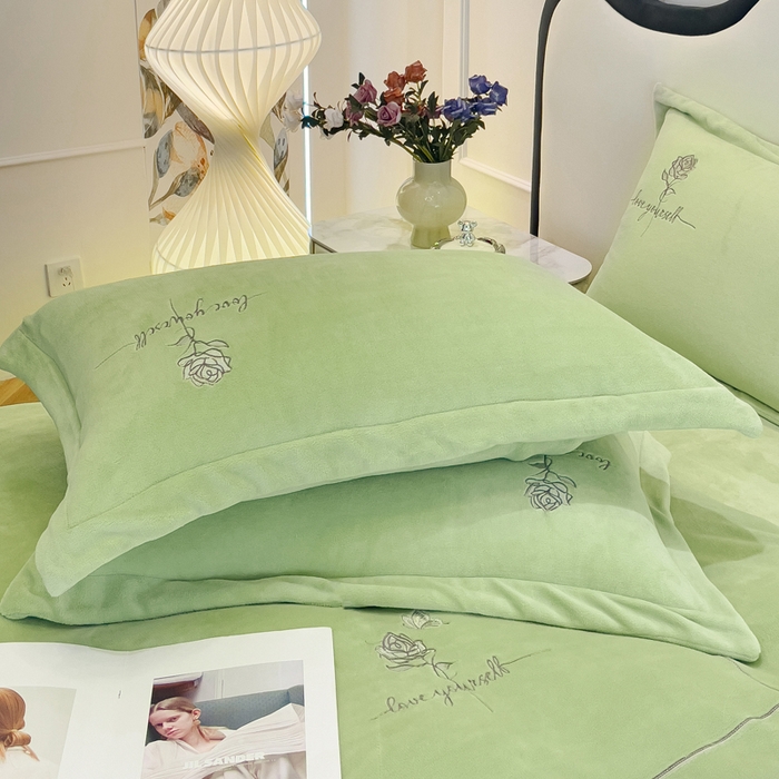 91家纺网 家纺一手货源 找家纺 梵克保罗 2025秋冬新款高克重牛奶绒轻奢花卉绣花刺绣-玫瑰庄园 玫瑰庄园-绿