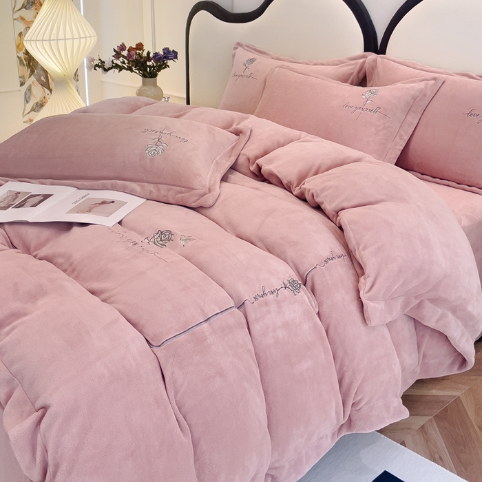 91家纺网 家纺一手货源 找家纺 （总）梵克保罗 2025秋冬新款高克重牛奶绒轻奢花卉绣花刺绣-玫瑰庄园