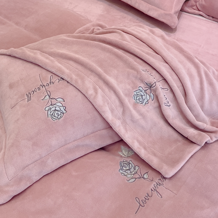 91家纺网 家纺一手货源 找家纺 （总）梵克保罗 2025秋冬新款高克重牛奶绒轻奢花卉绣花刺绣-玫瑰庄园