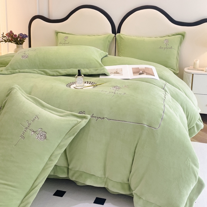 91家纺网 家纺一手货源 找家纺 梵克保罗 2025秋冬新款高克重牛奶绒轻奢花卉绣花刺绣-玫瑰庄园 玫瑰庄园-绿