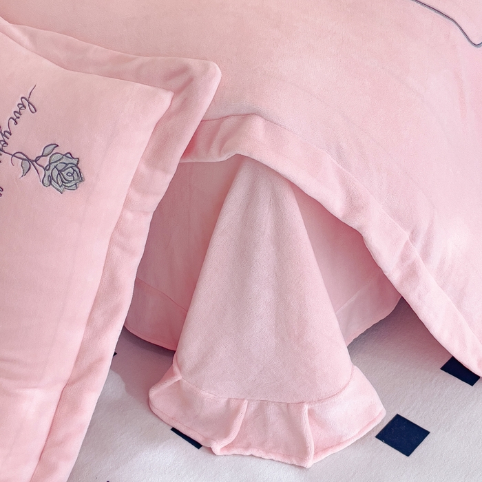 91家纺网 家纺一手货源 找家纺 梵克保罗 2025秋冬新款高克重牛奶绒轻奢花卉绣花刺绣-玫瑰庄园 玫瑰庄园-粉