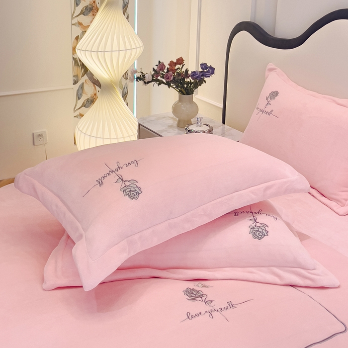 91家纺网 家纺一手货源 找家纺 梵克保罗 2025秋冬新款高克重牛奶绒轻奢花卉绣花刺绣-玫瑰庄园 玫瑰庄园-粉