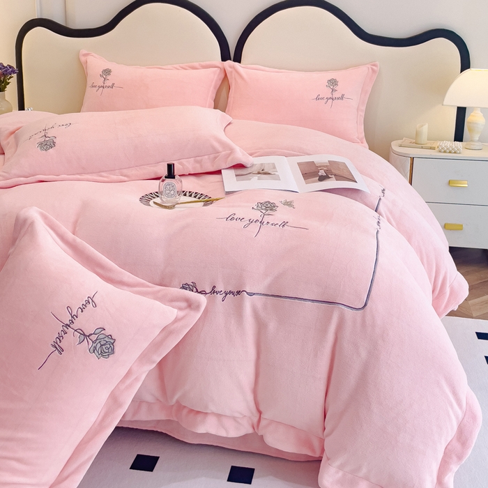 91家纺网 家纺一手货源 找家纺 梵克保罗 2025秋冬新款高克重牛奶绒轻奢花卉绣花刺绣-玫瑰庄园 玫瑰庄园-粉