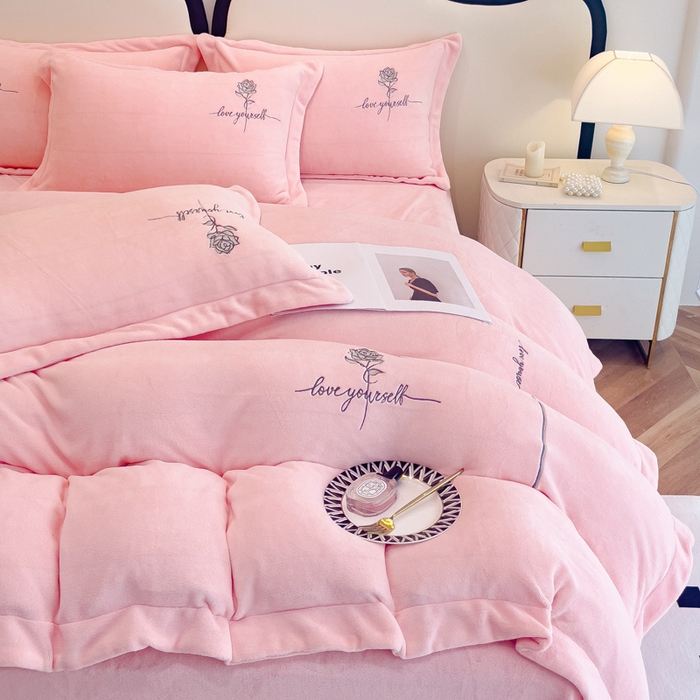 91家纺网 家纺一手货源 找家纺 梵克保罗 2025秋冬新款高克重牛奶绒轻奢花卉绣花刺绣-玫瑰庄园 玫瑰庄园-粉