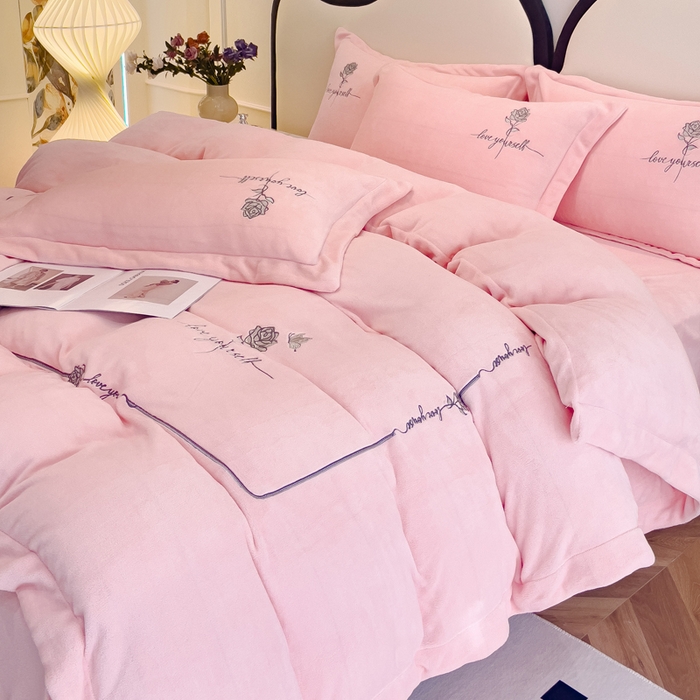 91家纺网 家纺一手货源 找家纺 梵克保罗 2025秋冬新款高克重牛奶绒轻奢花卉绣花刺绣-玫瑰庄园 玫瑰庄园-粉