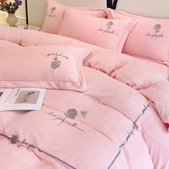 91家纺网 家纺一手货源 找家纺 梵克保罗 2025秋冬新款高克重牛奶绒轻奢花卉绣花刺绣-玫瑰庄园 玫瑰庄园-粉