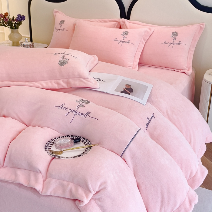 91家纺网 家纺一手货源 找家纺 梵克保罗 2025秋冬新款高克重牛奶绒轻奢花卉绣花刺绣-玫瑰庄园 玫瑰庄园-粉