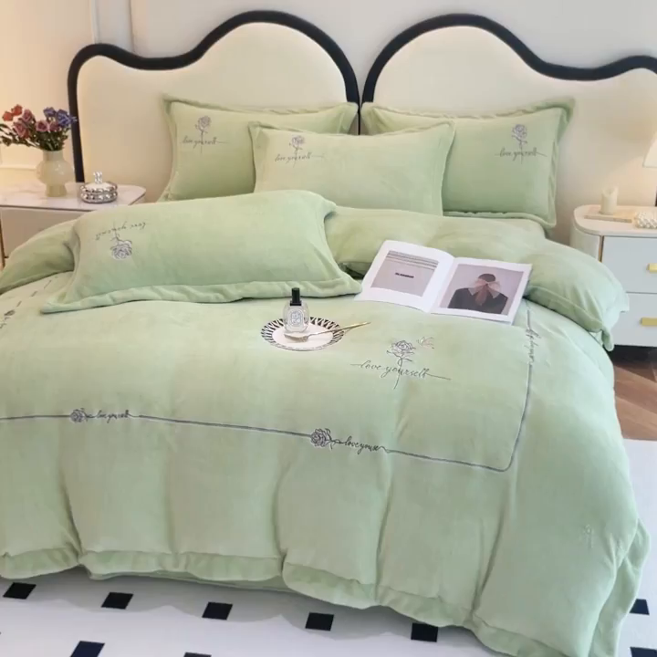 91家纺网 家纺一手货源 找家纺 梵克保罗 2025秋冬新款高克重牛奶绒轻奢花卉绣花刺绣-玫瑰庄园 玫瑰庄园-绿