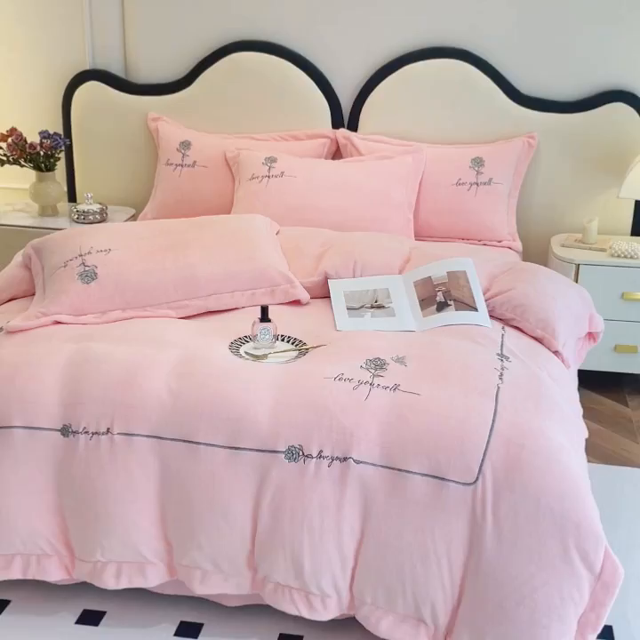 91家纺网 家纺一手货源 找家纺 梵克保罗 2025秋冬新款高克重牛奶绒轻奢花卉绣花刺绣-玫瑰庄园 玫瑰庄园-粉