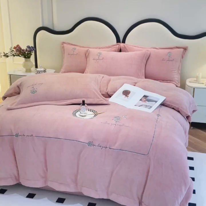 91家纺网 家纺一手货源 找家纺 （总）梵克保罗 2025秋冬新款高克重牛奶绒轻奢花卉绣花刺绣-玫瑰庄园