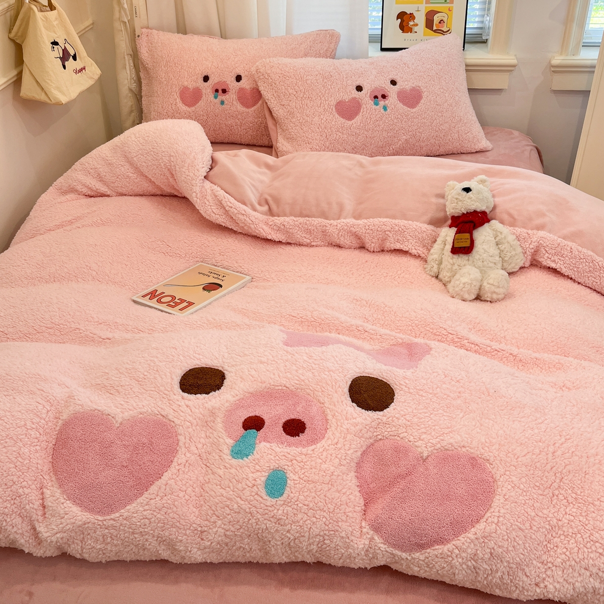 91家纺网 家纺一手货源 找家纺 梓之赫 2025新款大版羊羔绒牛奶绒卡通四件套冬季加厚保暖 爱心猪猪-粉