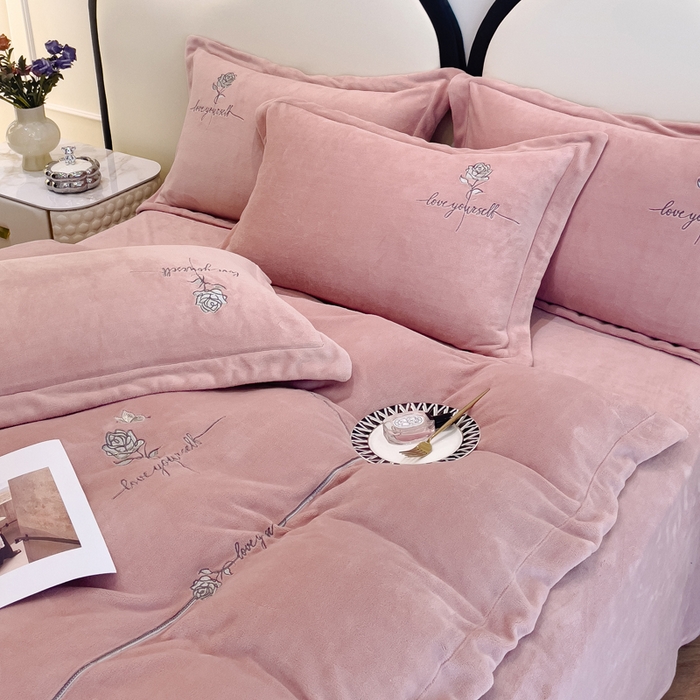 91家纺网 家纺一手货源 找家纺 梵克保罗 2025秋冬新款高克重牛奶绒轻奢花卉绣花刺绣-玫瑰庄园 玫瑰庄园-豆沙