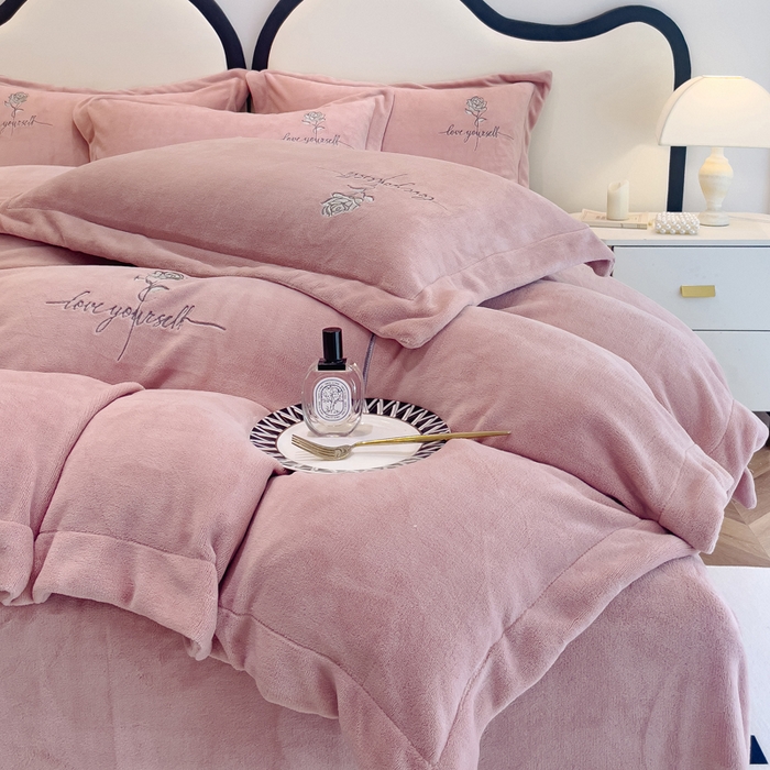 91家纺网 家纺一手货源 找家纺 梵克保罗 2025秋冬新款高克重牛奶绒轻奢花卉绣花刺绣-玫瑰庄园 玫瑰庄园-豆沙