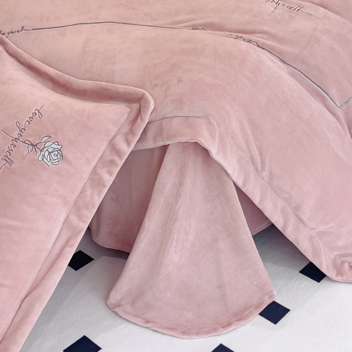 91家纺网 家纺一手货源 找家纺 梵克保罗 2025秋冬新款高克重牛奶绒轻奢花卉绣花刺绣-玫瑰庄园 玫瑰庄园-豆沙