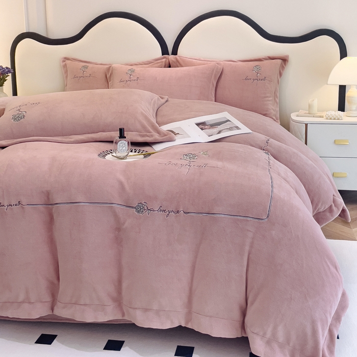 91家纺网 家纺一手货源 找家纺 梵克保罗 2025秋冬新款高克重牛奶绒轻奢花卉绣花刺绣-玫瑰庄园 玫瑰庄园-豆沙