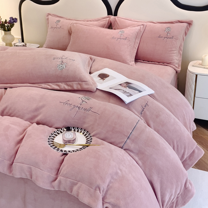 91家纺网 家纺一手货源 找家纺 梵克保罗 2025秋冬新款高克重牛奶绒轻奢花卉绣花刺绣-玫瑰庄园 玫瑰庄园-豆沙