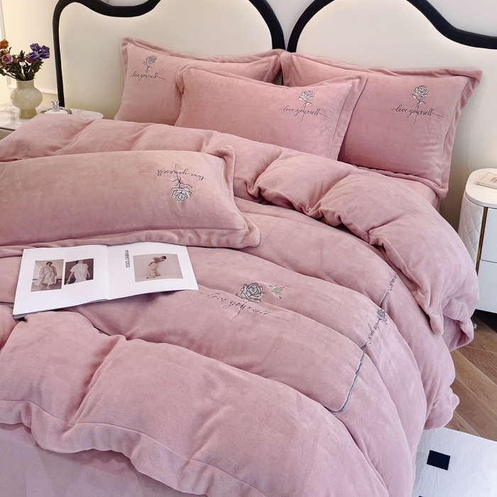 91家纺网 家纺一手货源 找家纺 梵克保罗 2025秋冬新款高克重牛奶绒轻奢花卉绣花刺绣-玫瑰庄园 玫瑰庄园-豆沙