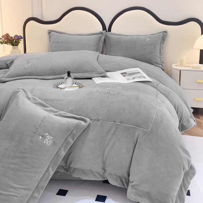 91家纺网 家纺一手货源 找家纺 梵克保罗 2025秋冬新款高克重牛奶绒轻奢花卉绣花刺绣-玫瑰庄园 玫瑰庄园-灰