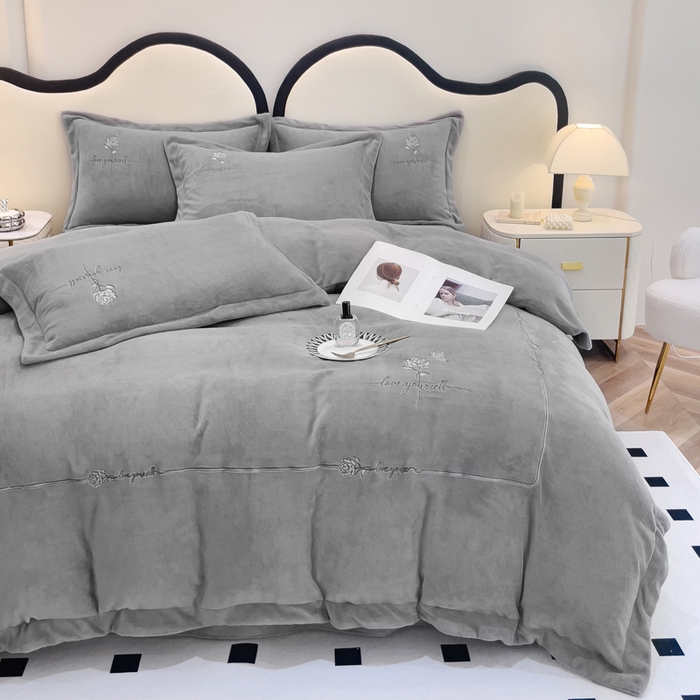 91家纺网 家纺一手货源 找家纺 梵克保罗 2025秋冬新款高克重牛奶绒轻奢花卉绣花刺绣-玫瑰庄园 玫瑰庄园-灰