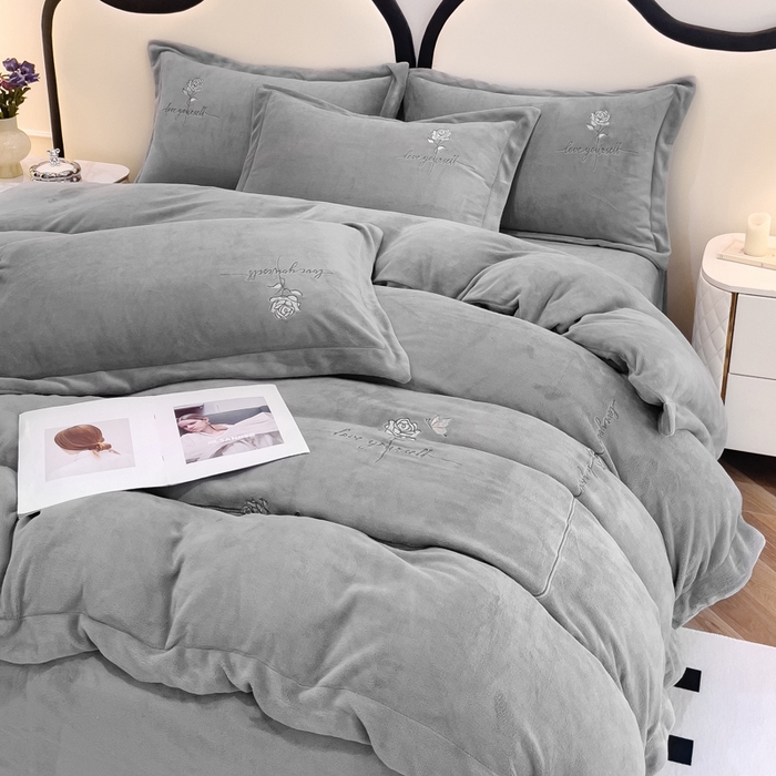 91家纺网 家纺一手货源 找家纺 梵克保罗 2025秋冬新款高克重牛奶绒轻奢花卉绣花刺绣-玫瑰庄园 玫瑰庄园-灰