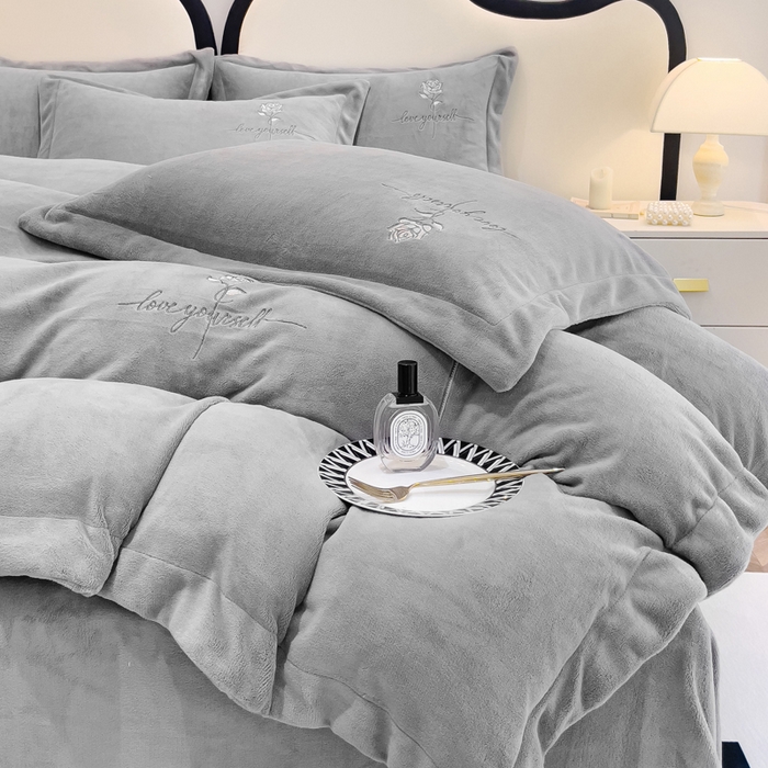 91家纺网 家纺一手货源 找家纺 梵克保罗 2025秋冬新款高克重牛奶绒轻奢花卉绣花刺绣-玫瑰庄园 玫瑰庄园-灰