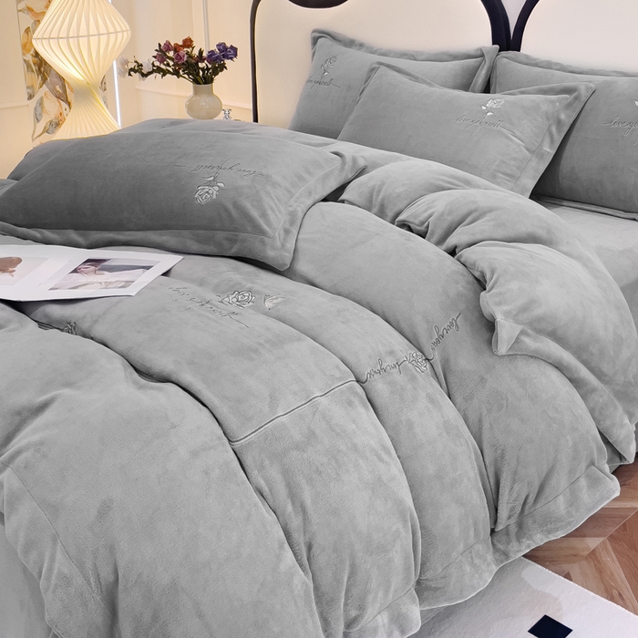 91家纺网 家纺一手货源 找家纺 梵克保罗 2025秋冬新款高克重牛奶绒轻奢花卉绣花刺绣-玫瑰庄园 玫瑰庄园-灰