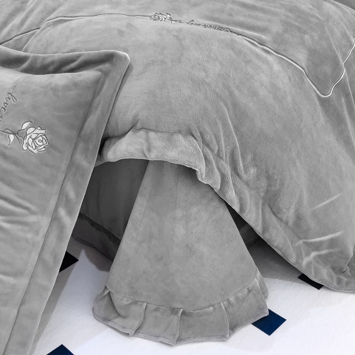 91家纺网 家纺一手货源 找家纺 梵克保罗 2025秋冬新款高克重牛奶绒轻奢花卉绣花刺绣-玫瑰庄园 玫瑰庄园-灰