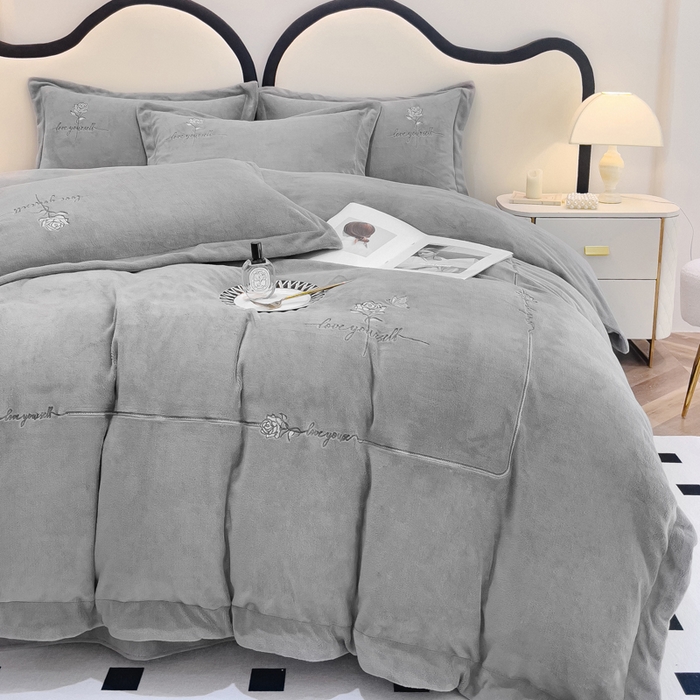 91家纺网 家纺一手货源 找家纺 梵克保罗 2025秋冬新款高克重牛奶绒轻奢花卉绣花刺绣-玫瑰庄园 玫瑰庄园-灰