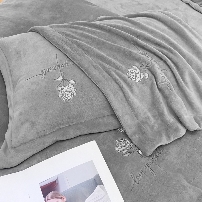 91家纺网 家纺一手货源 找家纺 梵克保罗 2025秋冬新款高克重牛奶绒轻奢花卉绣花刺绣-玫瑰庄园 玫瑰庄园-灰