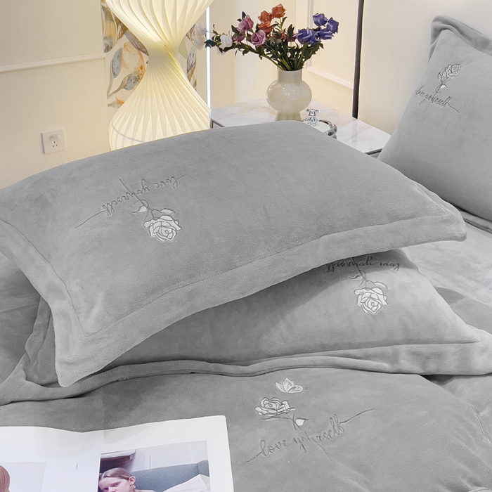 91家纺网 家纺一手货源 找家纺 梵克保罗 2025秋冬新款高克重牛奶绒轻奢花卉绣花刺绣-玫瑰庄园 玫瑰庄园-灰