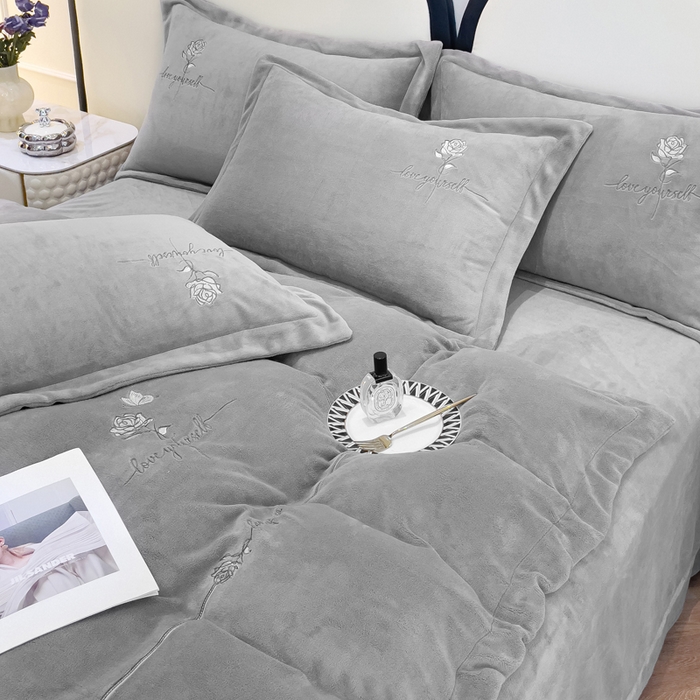 91家纺网 家纺一手货源 找家纺 梵克保罗 2025秋冬新款高克重牛奶绒轻奢花卉绣花刺绣-玫瑰庄园 玫瑰庄园-灰