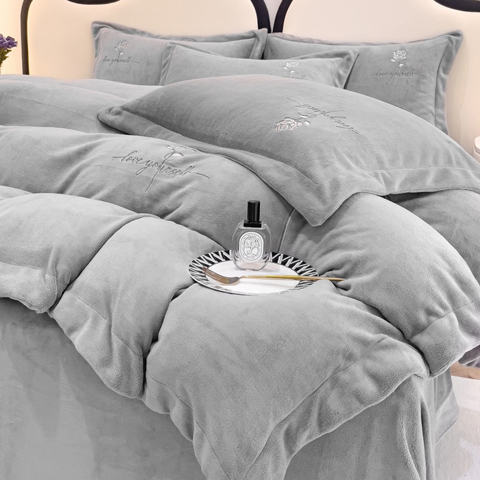 91家纺网 家纺一手货源 找家纺 梵克保罗 2025秋冬新款高克重牛奶绒轻奢花卉绣花刺绣-玫瑰庄园 玫瑰庄园-灰