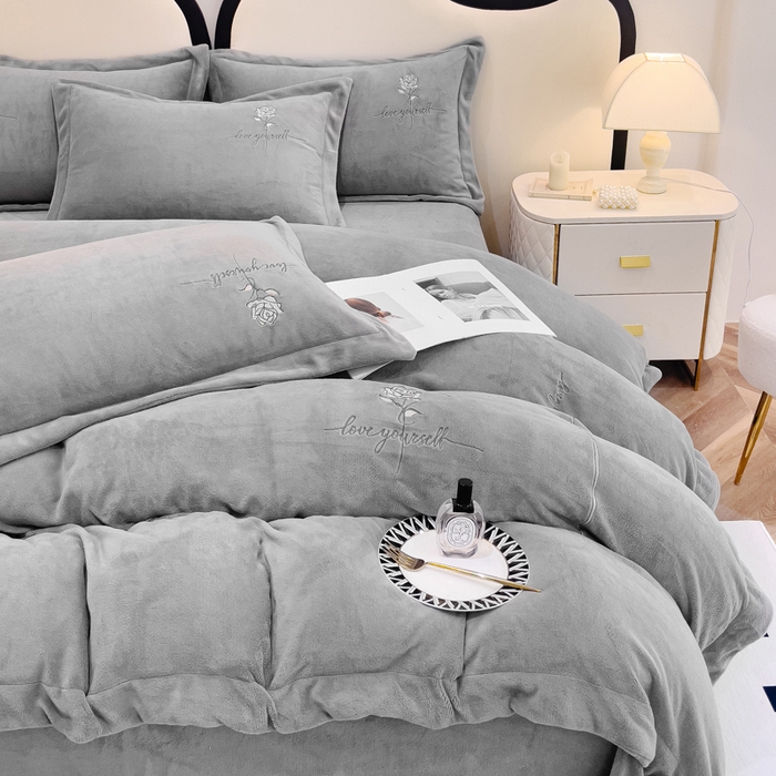 91家纺网 家纺一手货源 找家纺 梵克保罗 2025秋冬新款高克重牛奶绒轻奢花卉绣花刺绣-玫瑰庄园 玫瑰庄园-灰