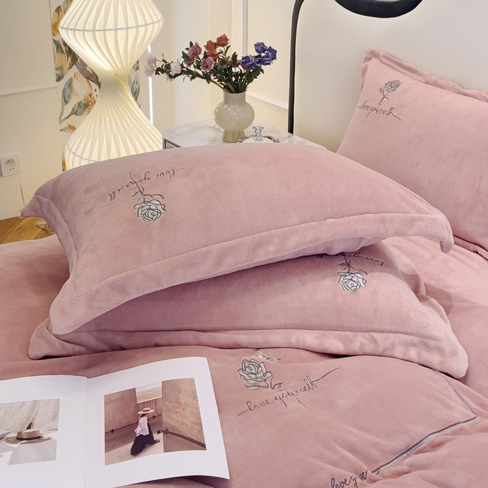 91家纺网 家纺一手货源 找家纺 梵克保罗 2025秋冬新款高克重牛奶绒轻奢花卉绣花刺绣-玫瑰庄园 玫瑰庄园-豆沙