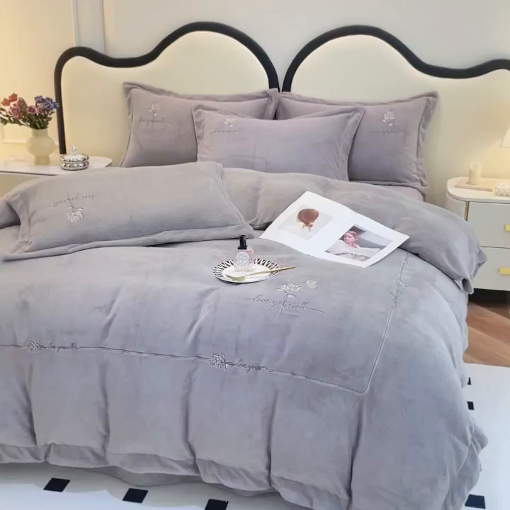 91家纺网 家纺一手货源 找家纺 梵克保罗 2025秋冬新款高克重牛奶绒轻奢花卉绣花刺绣-玫瑰庄园 玫瑰庄园-灰