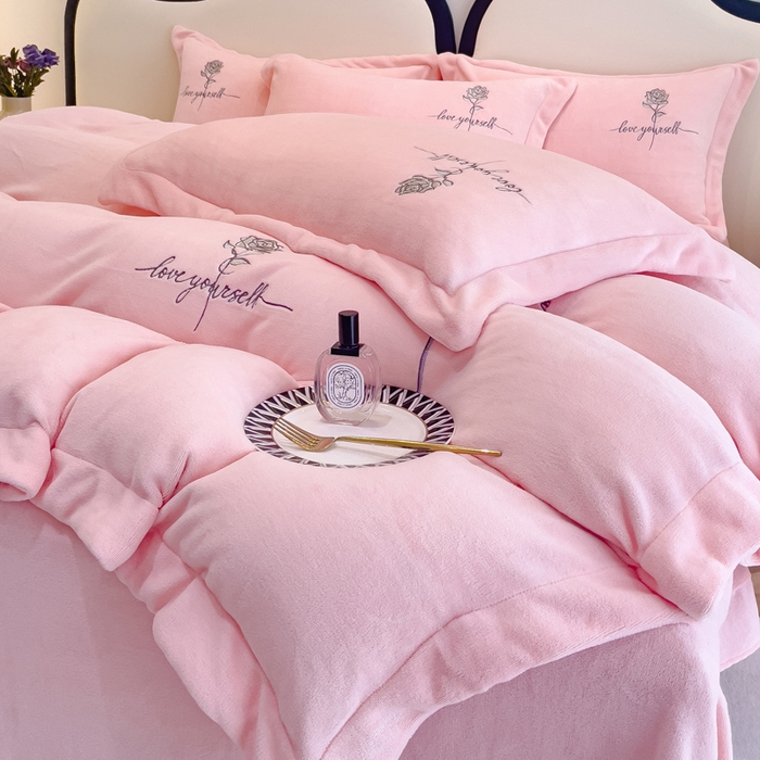 91家纺网 家纺一手货源 找家纺 梵克保罗 2025秋冬新款高克重牛奶绒轻奢花卉绣花刺绣-玫瑰庄园 玫瑰庄园-粉