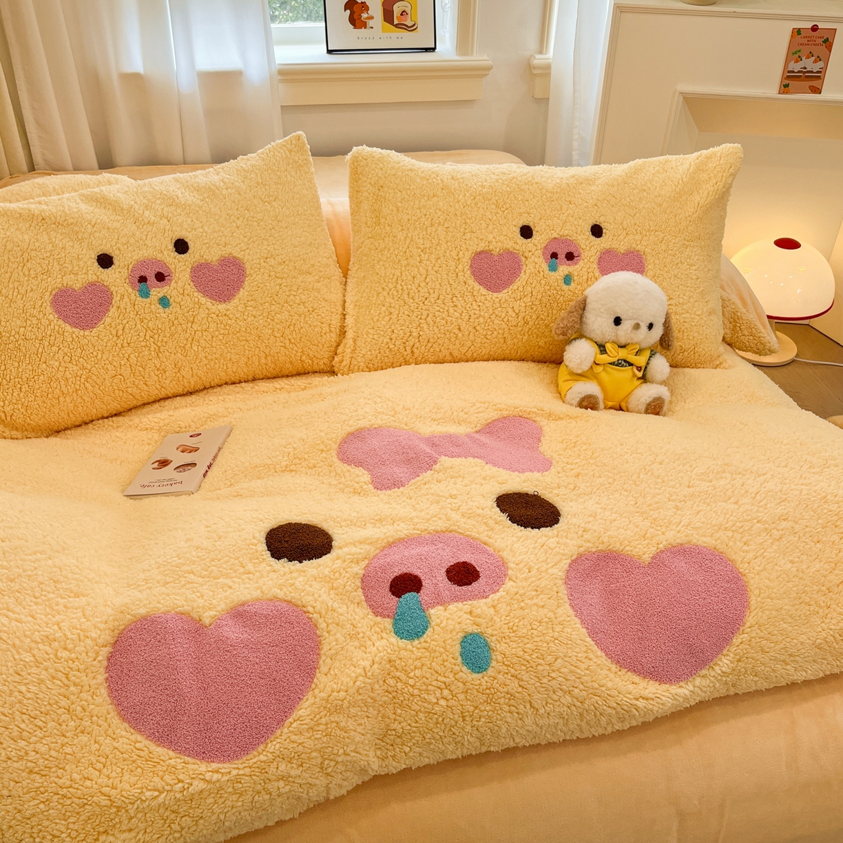 91家纺网 家纺一手货源 找家纺 梓之赫 2025新款大版羊羔绒牛奶绒卡通四件套冬季加厚保暖 爱心猪猪-黄