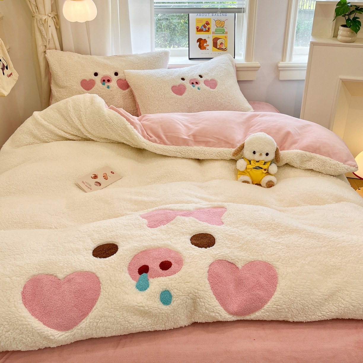 91家纺网 家纺一手货源 找家纺 梓之赫 2025新款大版羊羔绒牛奶绒卡通四件套冬季加厚保暖 爱心猪猪-白粉