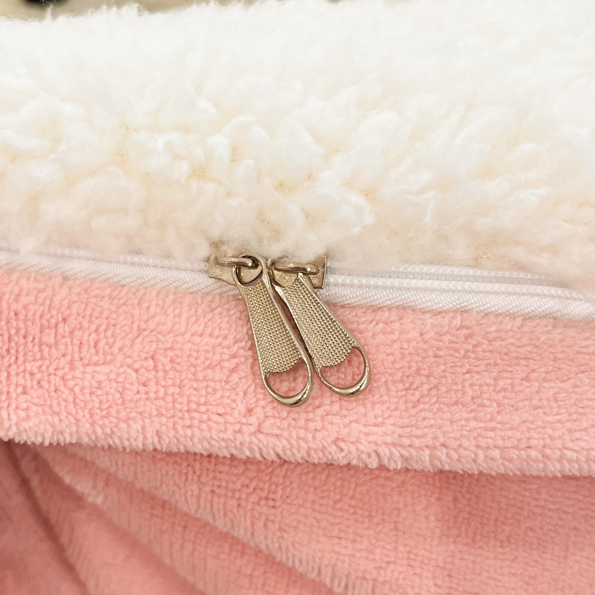 91家纺网 家纺一手货源 找家纺 梓之赫 2025新款大版羊羔绒牛奶绒卡通四件套冬季加厚保暖 可爱猫咪-白粉