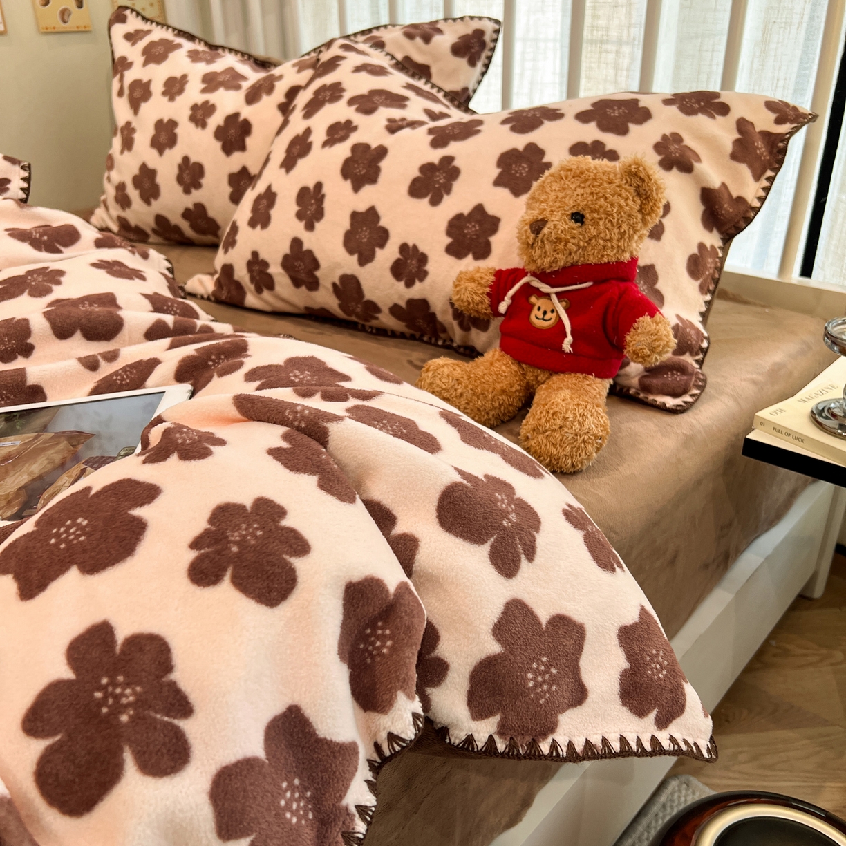 91家纺网 家纺一手货源 找家纺 雅居纺家纺 2025新款贝壳边牛奶绒四件套 贝壳边 春风十里-咖