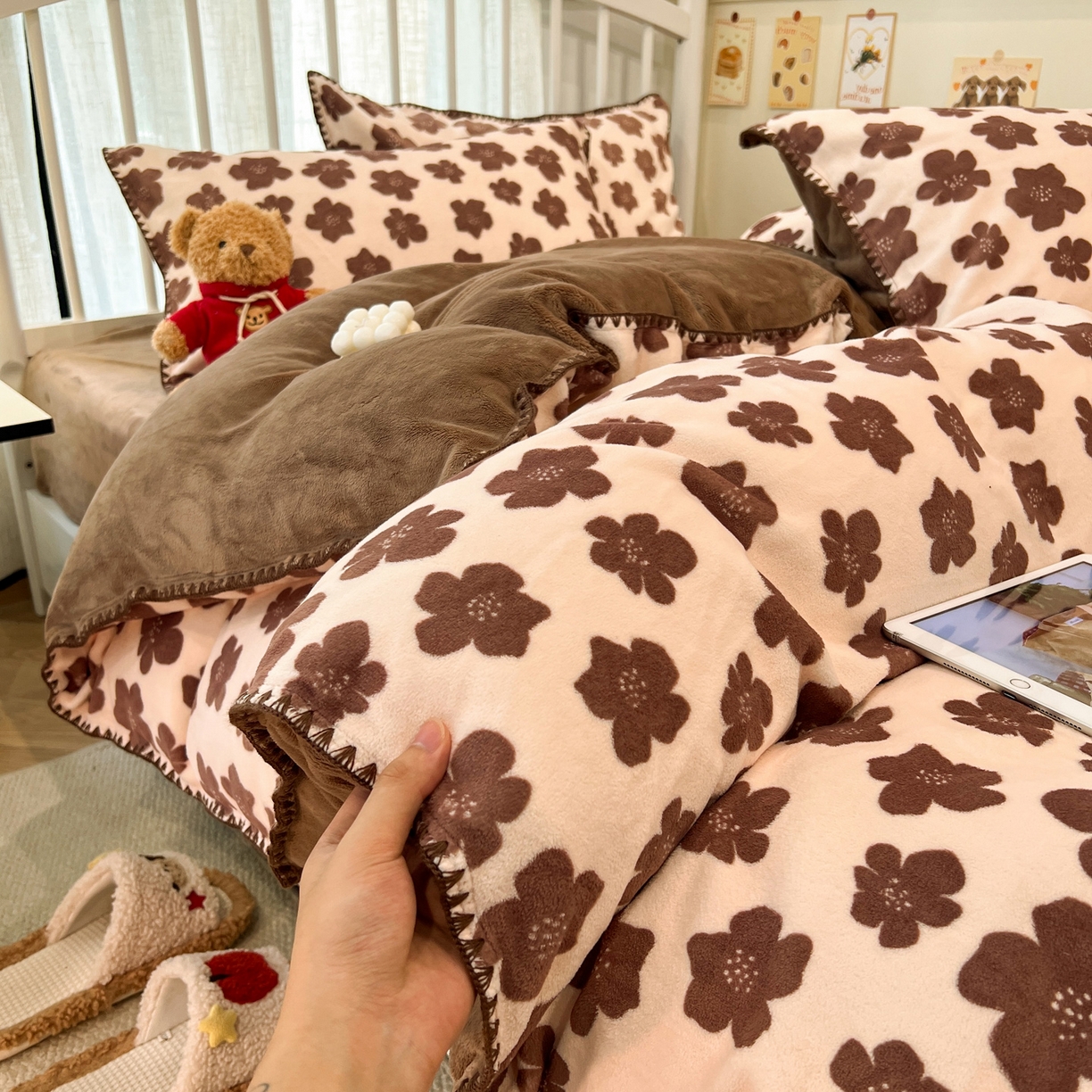 91家纺网 家纺一手货源 找家纺 雅居纺家纺 2025新款贝壳边牛奶绒四件套 贝壳边 春风十里-咖