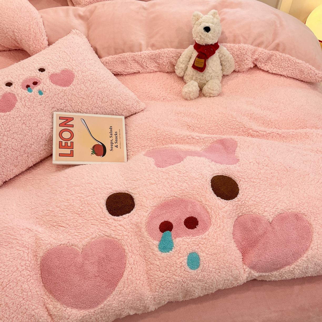 91家纺网 家纺一手货源 找家纺 梓之赫 2025新款大版羊羔绒牛奶绒卡通四件套冬季加厚保暖 爱心猪猪-粉