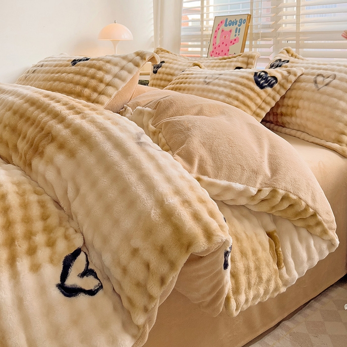 91家纺网 家纺一手货源 找家纺 （总）梵克保罗 2025秋冬新款牛奶绒泡泡绒印花卡通花卉兔毛单被套