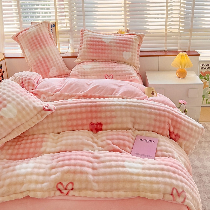 91家纺网 家纺一手货源 找家纺 梵克保罗 2025秋冬新款牛奶绒泡泡绒印花卡通花卉兔毛单被套 爱心泡泡粉