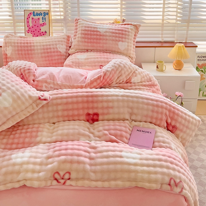 91家纺网 家纺一手货源 找家纺 梵克保罗 2025秋冬新款牛奶绒泡泡绒印花卡通花卉兔毛单被套 爱心泡泡粉