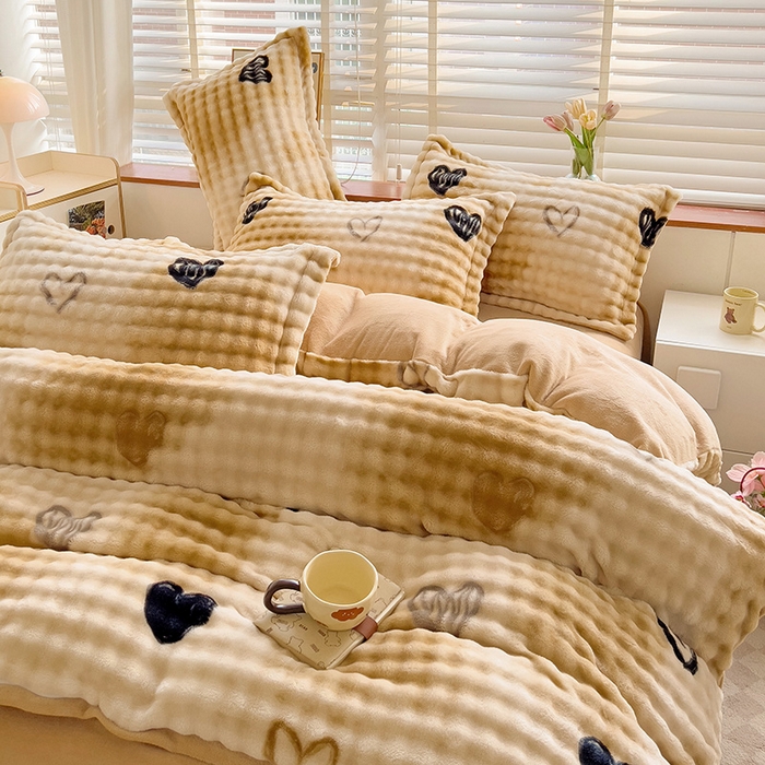 91家纺网 家纺一手货源 找家纺 （总）梵克保罗 2025秋冬新款牛奶绒泡泡绒印花卡通花卉兔毛单被套