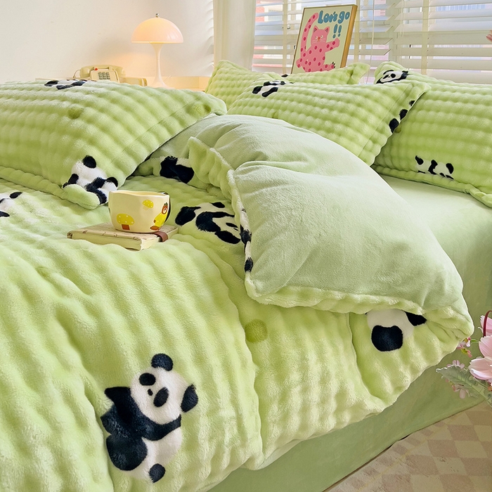 91家纺网 家纺一手货源 找家纺 梵克保罗 2025秋冬新款牛奶绒泡泡绒印花卡通花卉兔毛单被套 熊猫点点-绿